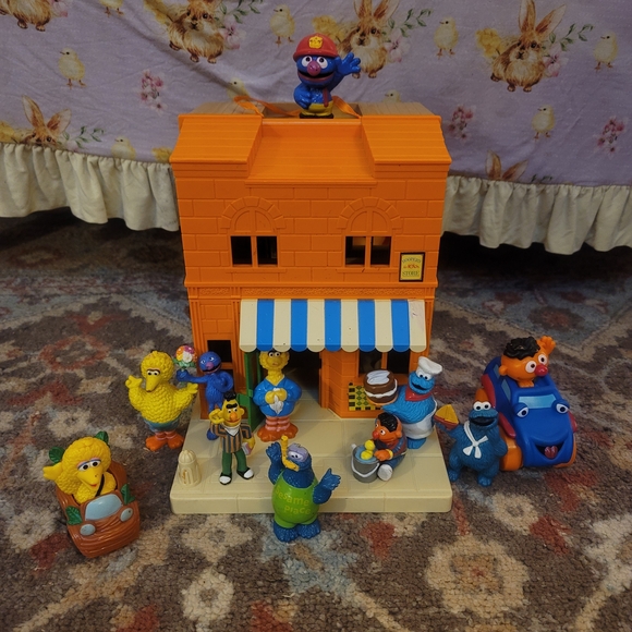 Vintage Sesame Street Orange Playhouse With Figures - Picture 1 of 7